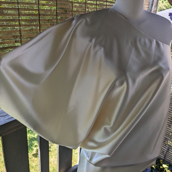 Off the shoulder satin finish top . - Picture 4 of 10